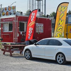 Carson's Country Court - Food truck court at scheduled dates.
