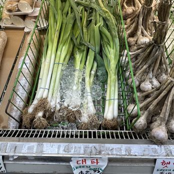 Seoul Supermarket - onions and leeks in a wire basket - International Grocery Near Me - Buffalo Grove, Illinois Seoul Supermarket - onions and leeks in a wire basket - International Grocery Near Me - Buffalo Grove, Illinois
