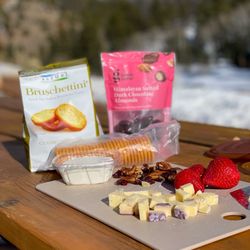 Outside Inn Nature Hotel - Snacks on the picnic table