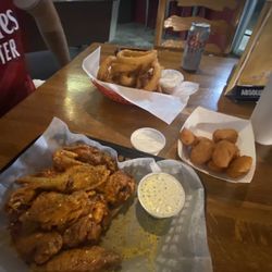Ellie's Crow Bar & Grill - Mac and cheese bites, wings, onion rings.