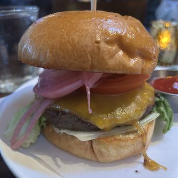 Harry's Bar - cheeseburger - Sports Bars Near Me - San Francisco, California