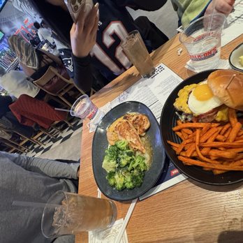 Walk-On’s Atlanta, GA - The Battery - food - Sports Bars Near Me - Atlanta, Georgia