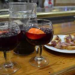 Sidrería Alareira - Sangria and tapas... We loved them!