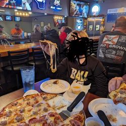 Fox River Sports Bar & Lanes - Best pizza in the valley they have a brick oven, kid friendly fast service super friendly staff great prices.
