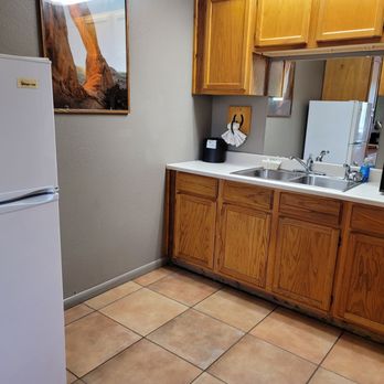Moab Rustic Inn - Kitchen - Hotels Near Me - Moab, Utah