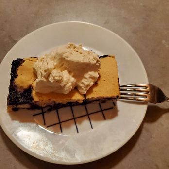 Abel's Lobster - Home made berry pie and vanilla/maple ice cream. - Seafood Near Me - Mount Desert, Maine