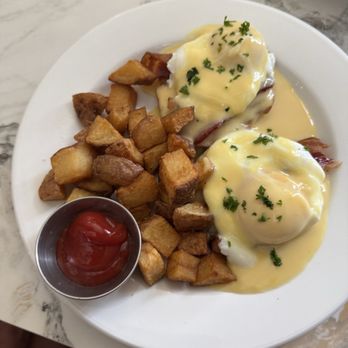 Grande Station - Traditional Benedict - American Near Me - Littleton, Colorado