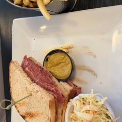 Scallywags - Corned beef sandwich with fries & comeslaw