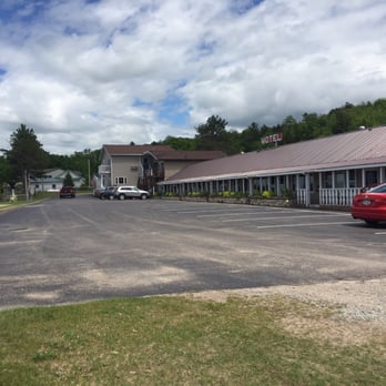 Sunset Motel on the Bay - Side view of the motel - Hotels Near Me - Munising, Michigan