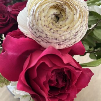 Campanula Design Studio Seattle Florist & Gift Baskets - Look at the tiny layer of purple in the white flower. - Florists Near Me - Seattle, Washington Campanula Design Studio Seattle Florist & Gift Baskets - Look at the tiny layer of purple in the white flower. - Florists Near Me - Seattle, Washington