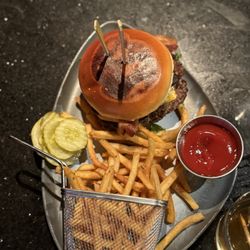 Fuse Sports Bar - Cheeseburger with fries