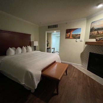 Paso Robles Inn - Our lovely king suite with fireplace! - Hotels Near Me - Paso Robles, California