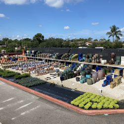Growers Outlet of Lake Worth - Pottery display