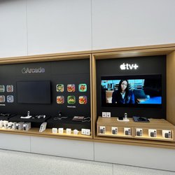 Apple The Gardens Mall - Apple TV