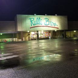 Open until 8pm on weekdays. Great to go shopping later in the day, no lines!