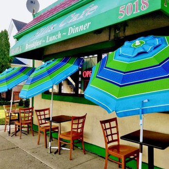 Gloria’s Restaurant - Outside seating - Breakfast & Brunch Near Me - Cudahy, Wisconsin