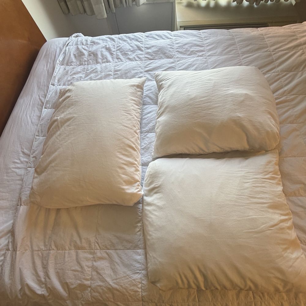 Hyatt Place Phoenix/Mesa - Pillows for the bed. Half size pillows, thin bedding - Hotels Near Me - Mesa, Arizona Hyatt Place Phoenix/Mesa - Pillows for the bed. Half size pillows, thin bedding - Hotels Near Me - Mesa, Arizona