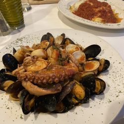 Giacomo's Ristorante Italiano - Zuppa di pesce (linguine with seafood) and manicotti