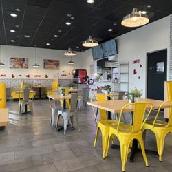 Pasta di Guy - Restaurant is very clean and very efficient. Very sunny and airy.