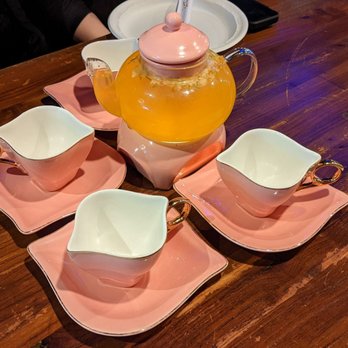 La Queen Tea House - Passion fruit tea, hot, cutest tea set, very tangy - Barbeque Near Me - Brooklyn, New York