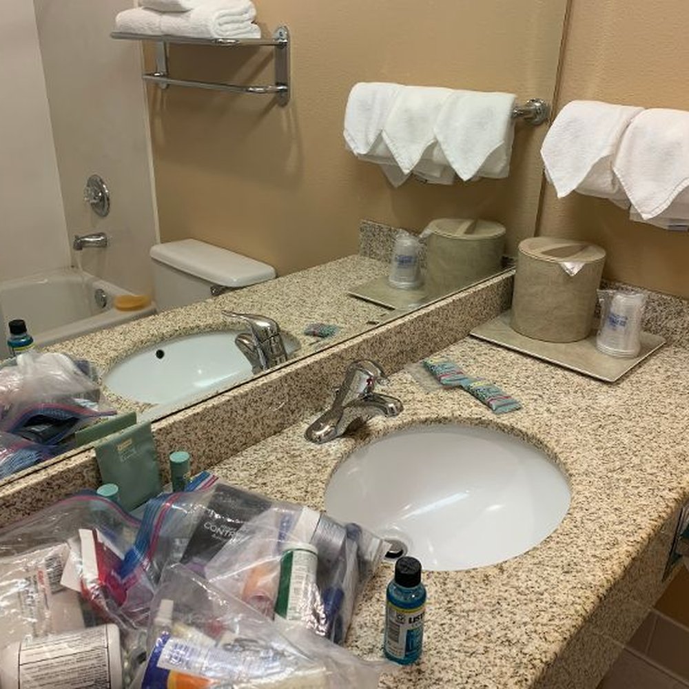 Best Western Pendleton Inn - Bathroom counter - Hotels Near Me - Pendleton, Oregon