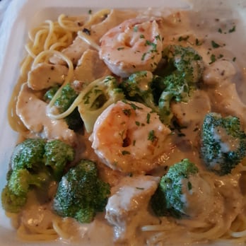 Win-Spuntino - Chicken Alfredo with broccoli and shrimp - Italian Near Me - Honolulu, Hawaii