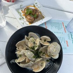 Island Beach Fish Company - Garlic clams and Cajun scallops