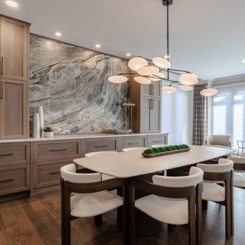 Signature Designs Kitchen Bath - Modern Dining Room with slab accent wall, and custom draperies - Interior Design Near Me - Littleton, Colorado Signature Designs Kitchen Bath - Modern Dining Room with slab accent wall, and custom draperies - Interior Design Near Me - Littleton, Colorado