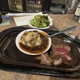 8oz sirloin with mashed potatoes and steamed broccoli.