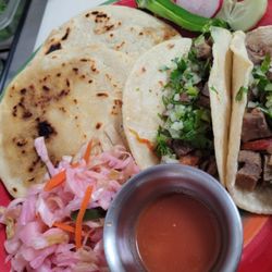 Esto son nuestros tacos y pupusas de Pupuseria Mari