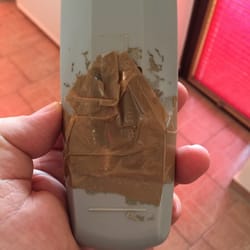 "Reparierte" TV-Fernbedienung auf dem Zimmer.