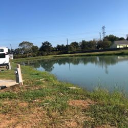 The Bend RV Park - Fishing pond