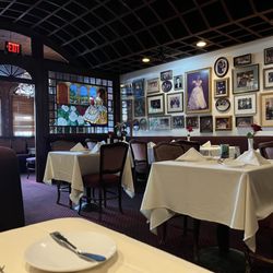 La Traviata - Dining room vibes at 6PM on a Wednesday