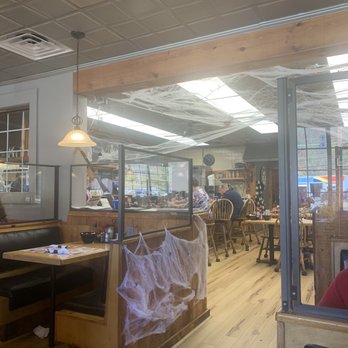 Rozzi's - Interior - American Near Me - Thomaston, Connecticut