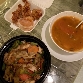 C'est Bien Thai - Drunken noodles - Tom Yum Soup - Crab Rangoon - Thai Near Me - Chicago, Illinois