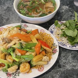 Hủ tiếu and Mì xào giòn Hủ tiếu and Mì xào giòn