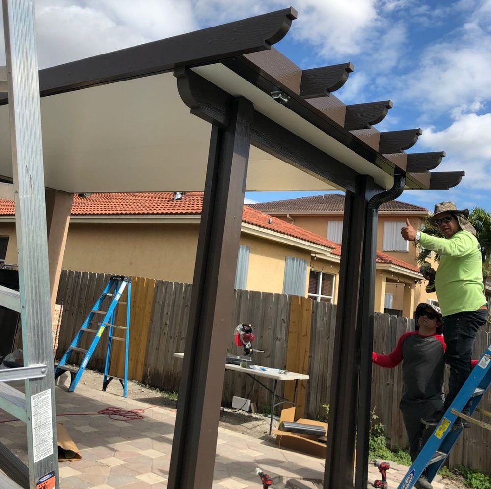 Slide of EBG Screen Enclosures & Techos De Aluminio