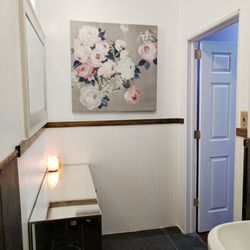 Bathroom with flower painting~