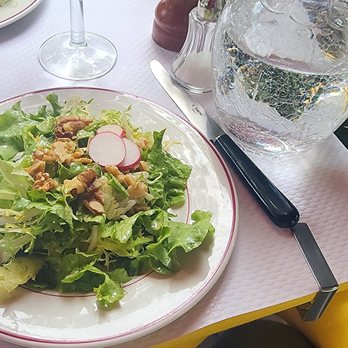 Le Relais de l'Entrecôte - Starter salad - Steakhouses Near Me - Paris, 75 Le Relais de l'Entrecôte - Starter salad - Steakhouses Near Me - Paris, 75
