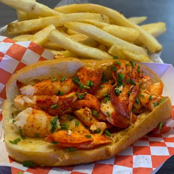 Pike Place Chowder - Connecticut-Style Lobster Roll - Served Warm (whole) - Seafood Near Me - Seattle, Washington Pike Place Chowder - Connecticut-Style Lobster Roll - Served Warm (whole) - Seafood Near Me - Seattle, Washington