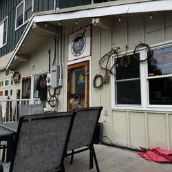 DJ's Bar & Grill - DJs Grill patio