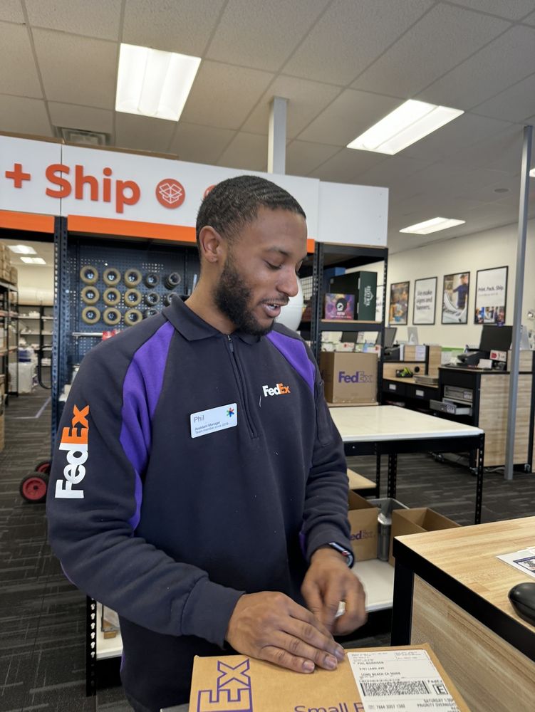 FEDEX OFFICE PRINT & SHIP CENTER Updated October 2024 27 Photos & 70 Reviews 12125