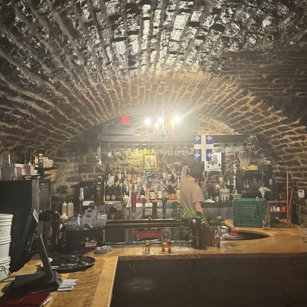 Oncle Antoine - Bar area - Pubs Near Me - Quebec City, Quebec Oncle Antoine - Bar area - Pubs Near Me - Quebec City, Quebec
