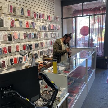 BayCell - Inside the store - Electronics Repair Near Me - San Mateo, California