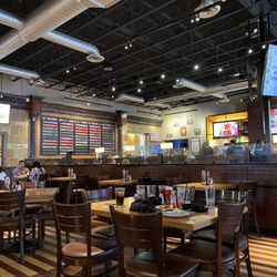 BJ's Restaurant & Brewhouse - Interior