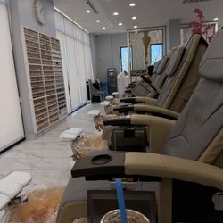 Pretty Q Nails & Spa - Clean and well maintained.