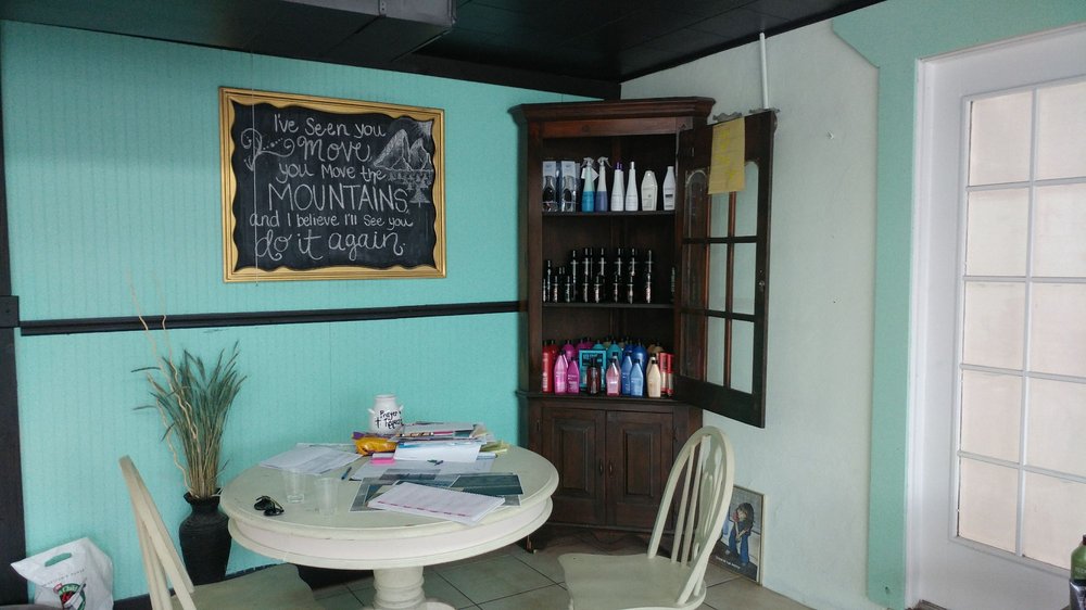 HairSpray Salon Logo