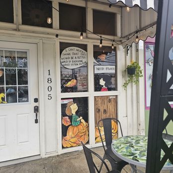 Conversations - Outside seating - Cafes Near Me - Honolulu, Hawaii