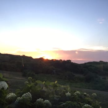Outermost Inn Aquinnah - Beautiful sunset - Bed & Breakfast Near Me - Aquinnah, Massachusetts
