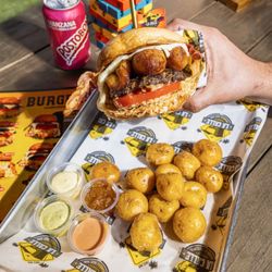 La Calle - Tropical burger y papita criolla